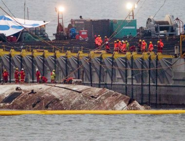 «Sewol»: Τρία χρόνια μετά από το χειρότερο δυστύχημα στην ιστορία της Νότιας Κορέας όπου έχασαν τη ζωή τους 304 άνθρωποι (φωτό)